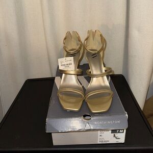 Worthington Gold heels 7 NWT